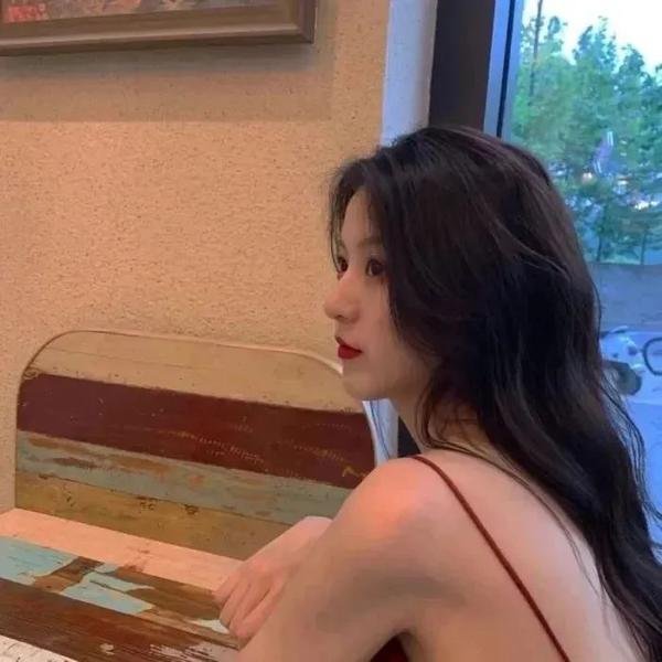 报告周先生夫人带娃回来了