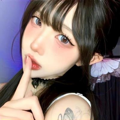 灰天鹅绒上的四只苍蝇